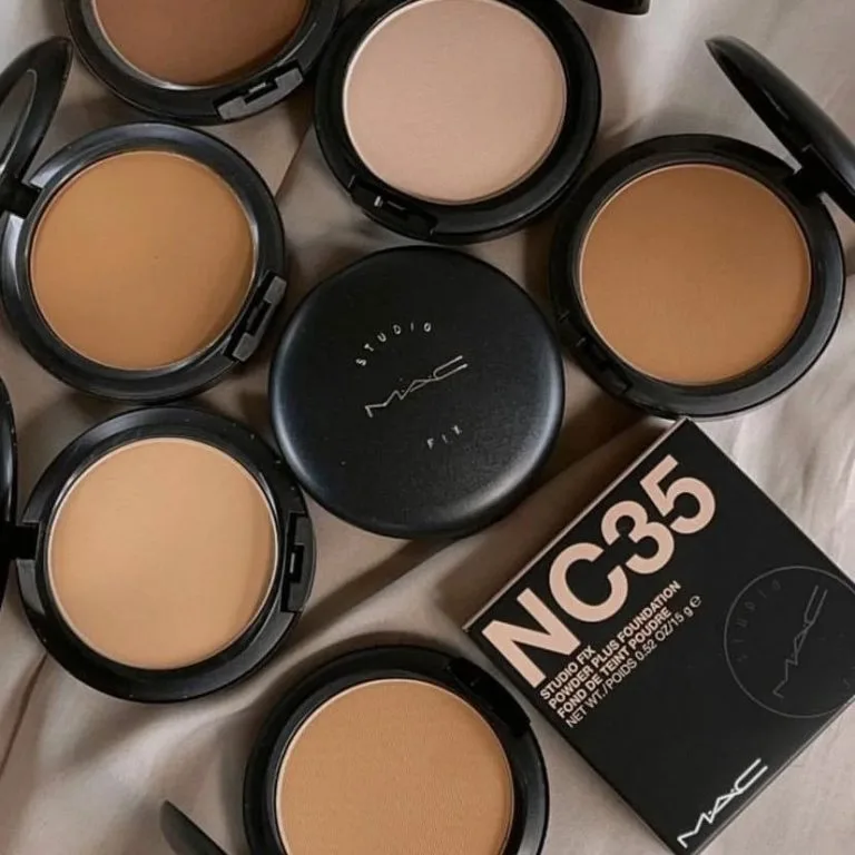 MAC Compact Powder Plus Foundation Net Wt/Poids 0.52 Oz/15g (Authentic)