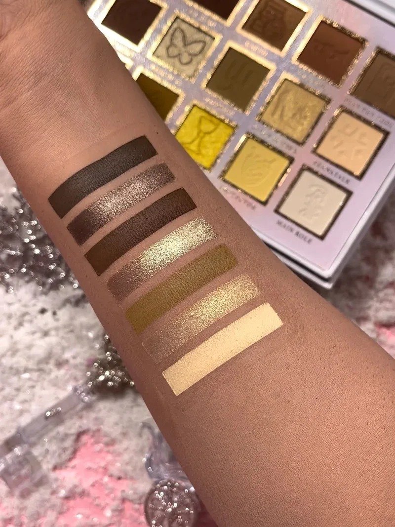Plouise If The Crown Fits Neutral Eyeshadow Palette - Image 4