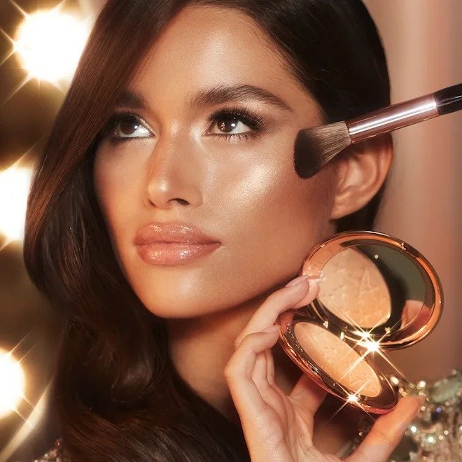 Charlotte Tilbury Hollywood Glow Glide Face Architect Highlighter – Gilded Glow (7g) - Image 4